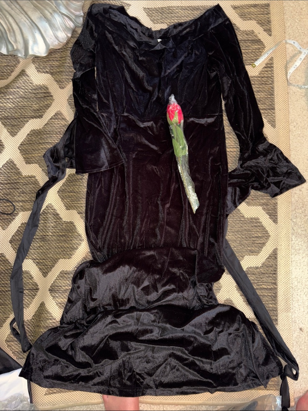 Vintage-Inspired Black Velvet Dress with Bell Sleeves Cotume
